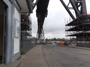 Schwebef&auml;hre unter der Eisenbahnhochbr&uuml;cke in Rendsburg