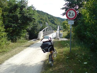 Altm&uuml;hltal-Radweg: Br&uuml;cke &uuml;ber den Ludwig-Donau-Main-Kanal - Radler sollen absteigen, blo&szlig; warum?