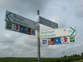 Wegweiser f&uuml;r den Donau-Radweg