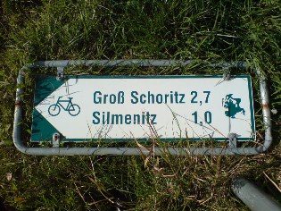 Heruntergefallener Wegweiser des Ostsee-Radwegs auf der Insel R&uuml;gen