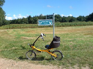 Wegweiser des Ostsee-Radwegs bei Gurvitz auf der Insel R&uuml;gen