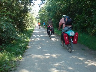 Fahrradtouristen auf dem Ostsee-Radweg unterwegs von K&uuml;hlungsborn nach Heiligendamm