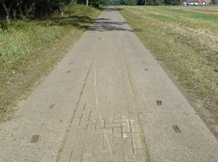 Betonspurplattenweg auf R&uuml;gen