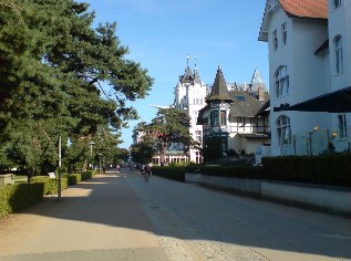 Unterwegs auf dem Ostsee-Radweg: B&auml;derarchitektur in Zinnowitz