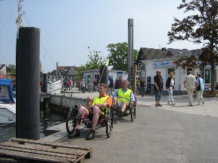 Unterwegs auf dem Ostseek&uuml;sten-Radweg: Pause im Hafen von Niendorf
